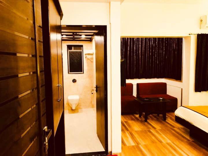 Hotel Saikripa Imperial Daman Ngoại thất bức ảnh