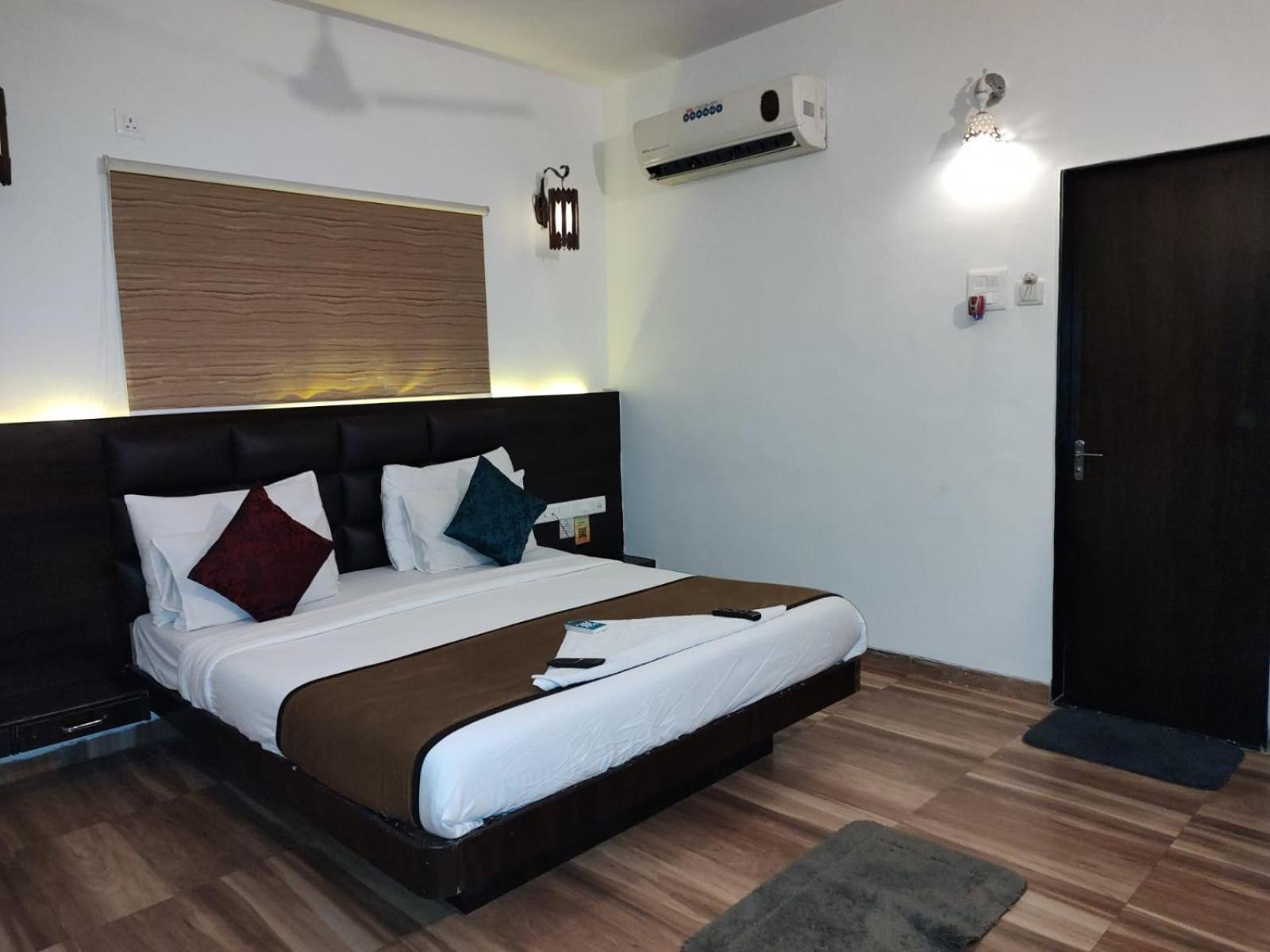 Hotel Saikripa Imperial Daman Ngoại thất bức ảnh