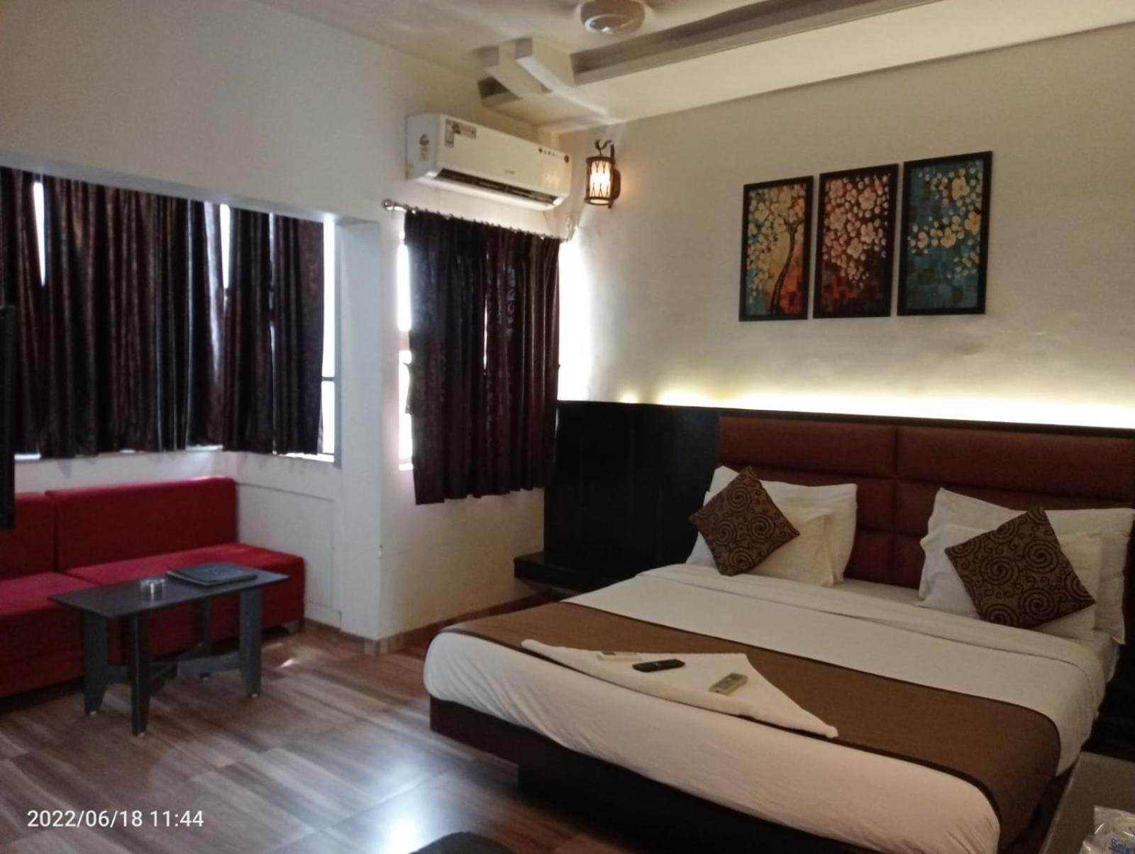 Hotel Saikripa Imperial Daman Ngoại thất bức ảnh