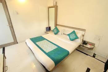 Hotel Saikripa Imperial Daman Ngoại thất bức ảnh